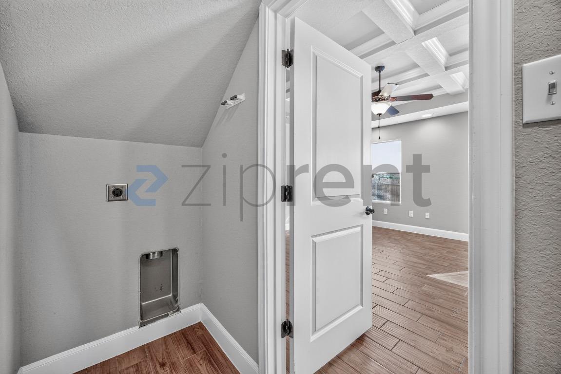 Building Photo - Unit 101