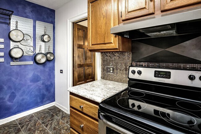 Building Photo - Spacious Two Bedroom Condo in Blackstone!