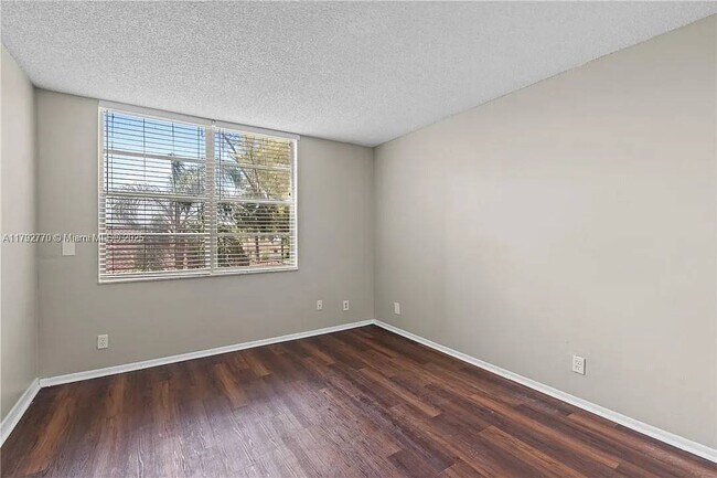 Building Photo - 9470 Live Oak Pl