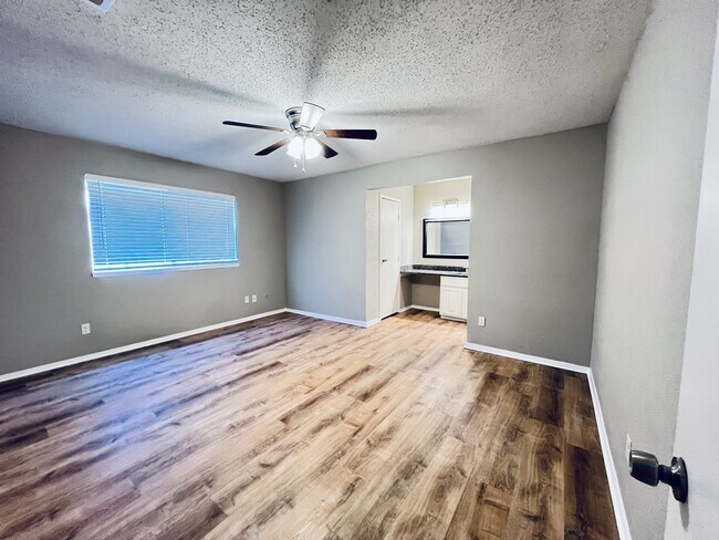 Building Photo - 2102 Richwood Dr