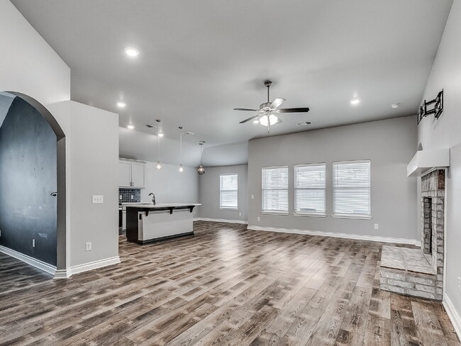 Building Photo - Modern Home on Large Lot!