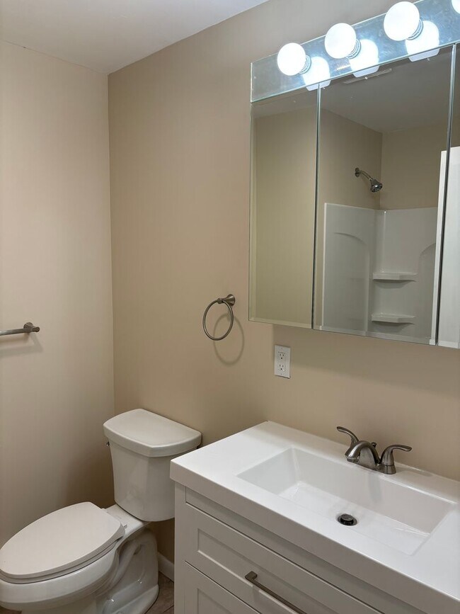Building Photo - 3 Bedroom, 2.5 Bath Single Family Home w/2...