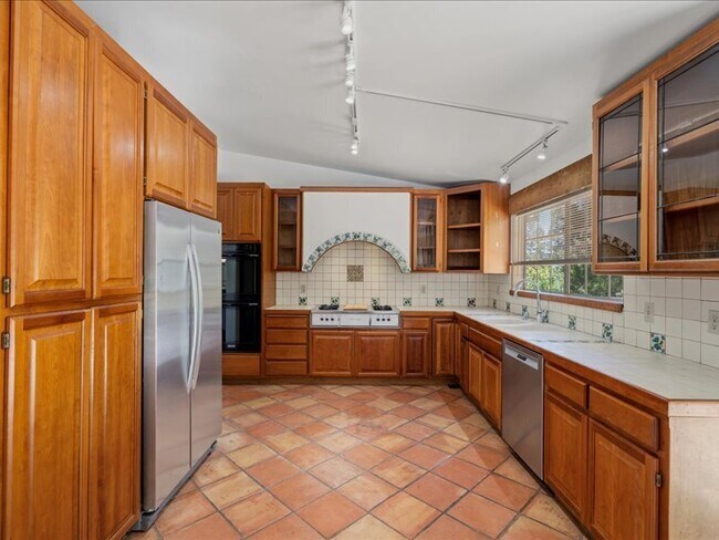 Building Photo - 930 Valley View Dr