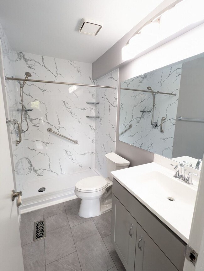 Building Photo - Beautifully maintained townhouse in Tuscar...