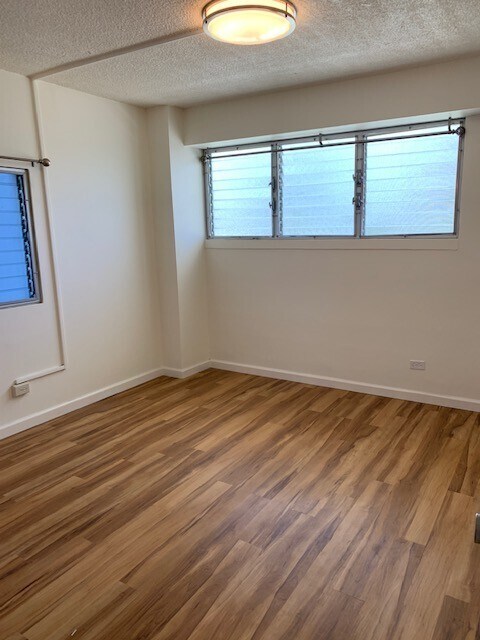Building Photo - Waikiki Twin Towers - Great location in he...
