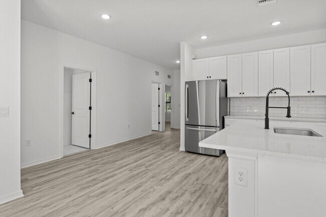 Building Photo - 548 Knapp St