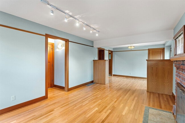 Building Photo - Charming Updated Home on Corner Lot with Finished Basement in Ballard