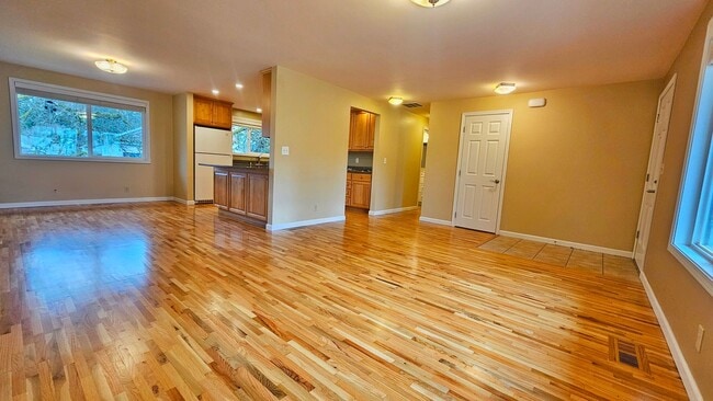 Building Photo - Beautiful 3 Bed 2 Bath Rambler in Beautiful Redmond
