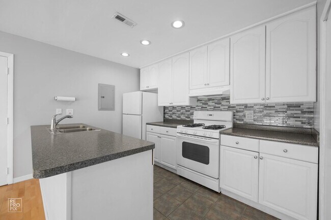 Building Photo - 1449 Quaker Ln