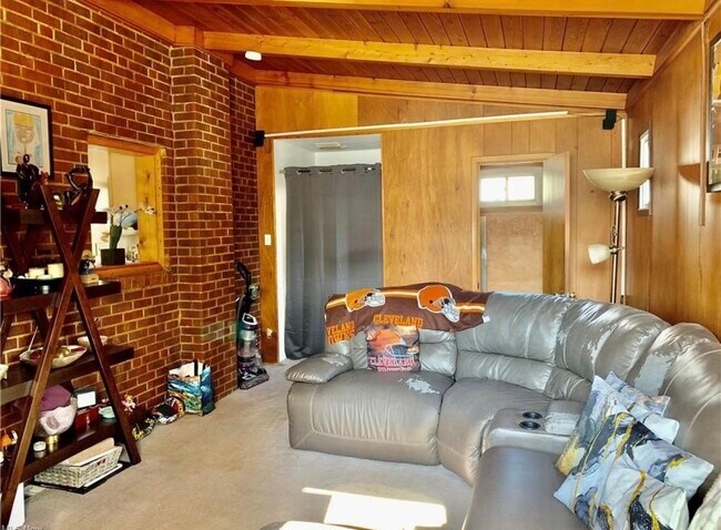 Building Photo - 21218 Hillgrove Ave