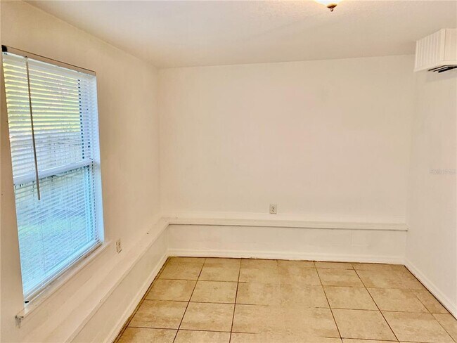 Building Photo - 2038 19th Ave W