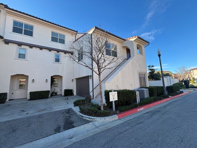 Building Photo - 4-Bedroom Home in the Gated Villa Metro Community!