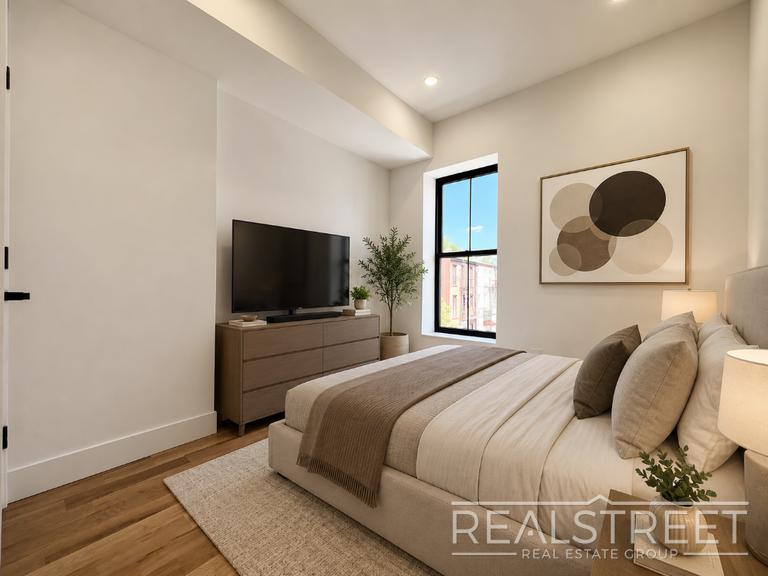 Building Photo - Marconi Pl