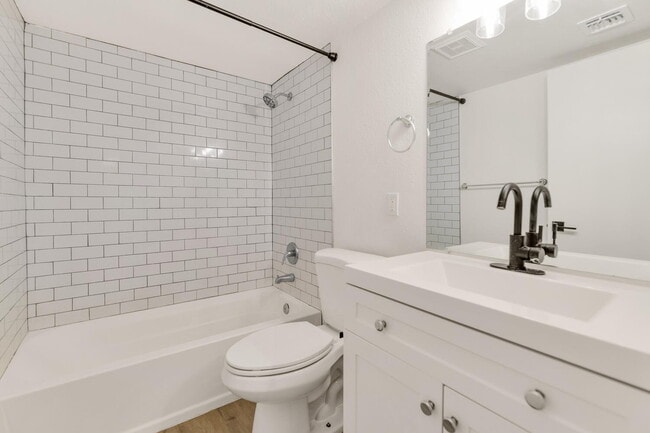 Building Photo - Ground-Floor 1-Bed Condo with Access to Co...