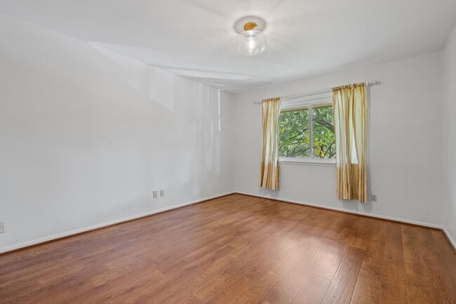 Building Photo - 642 S Ripple Creek Dr