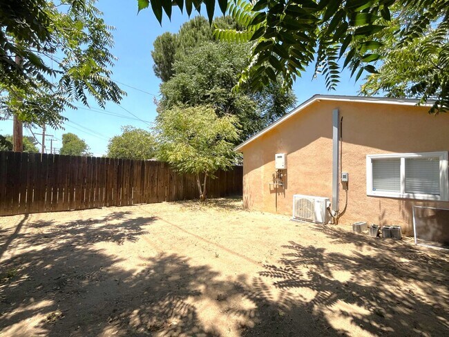 Building Photo - 1629 Kendall Dr