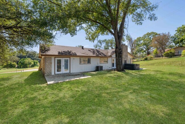 Building Photo - Spacious 4-Bedroom Retreat with Fireplace & Island Kitchen in New Braunfels