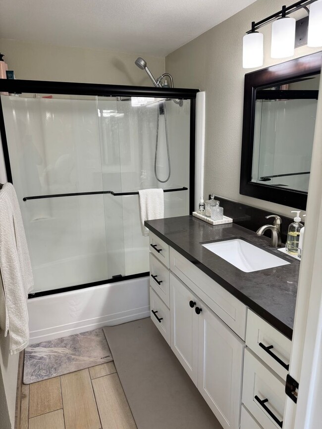 Building Photo - Charming 2-Bedroom, 1.5-Bath Apartment with Private Yard and 1 Car Garage