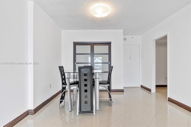 Building Photo - 400 Kings Point Dr