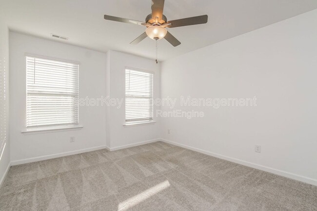 Building Photo - 124 Royal Star Wy