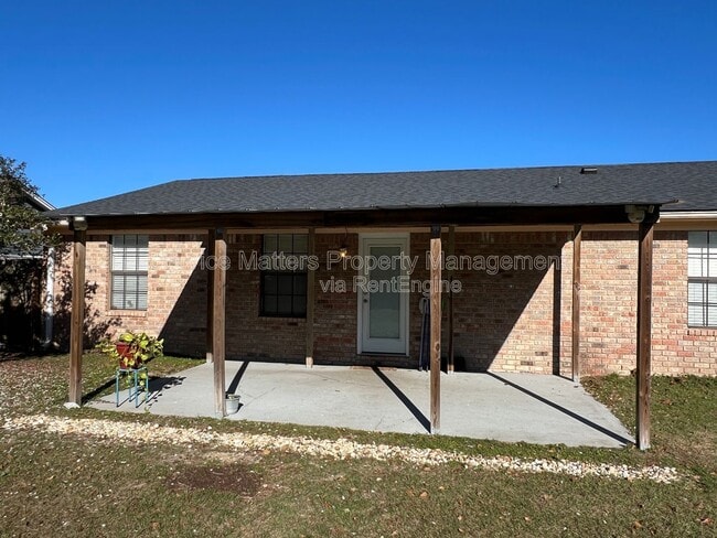 Building Photo - 2017 Coral Creek Dr