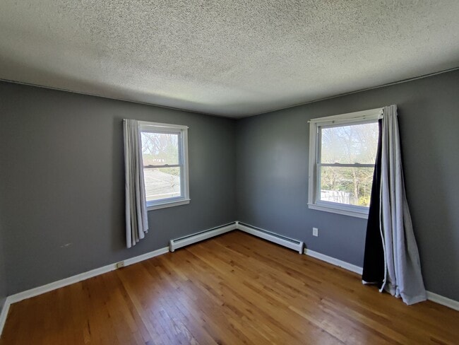 Building Photo - BEAUTIFUL Waterbury Cape w/ 4 Bedrooms, 2 ...