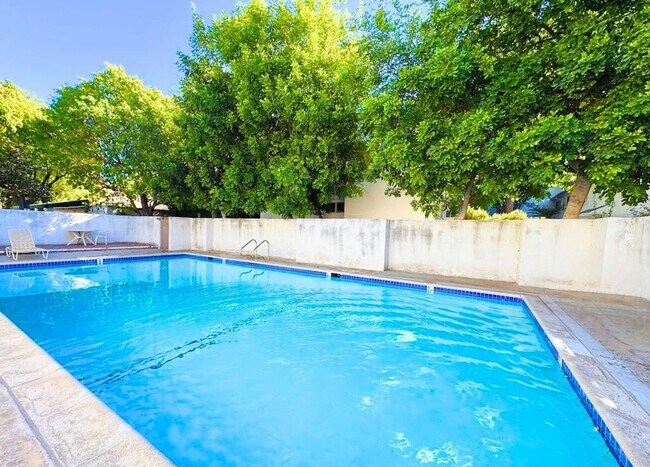 Building Photo - COMPLETELY UPDATED TWO BEDROOM APARTMENT IN TARZANA!