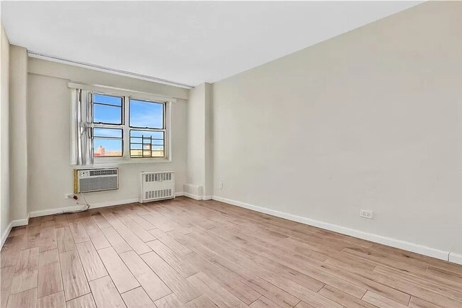 Building Photo - 1 BEDROOM APARTMENT AVAILABLE FOR RENT
