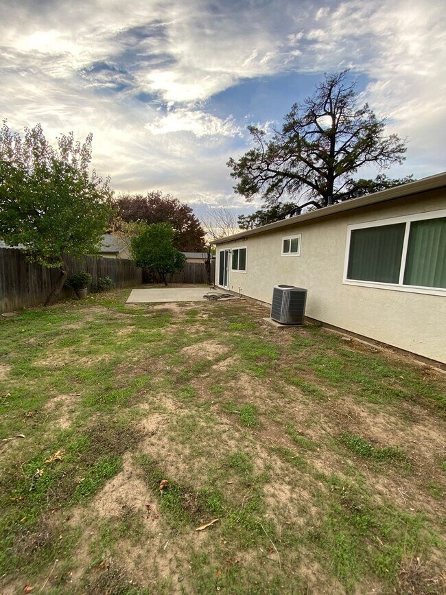 Building Photo - Available NOW - Cute 3 Bed 2 bath home in ...