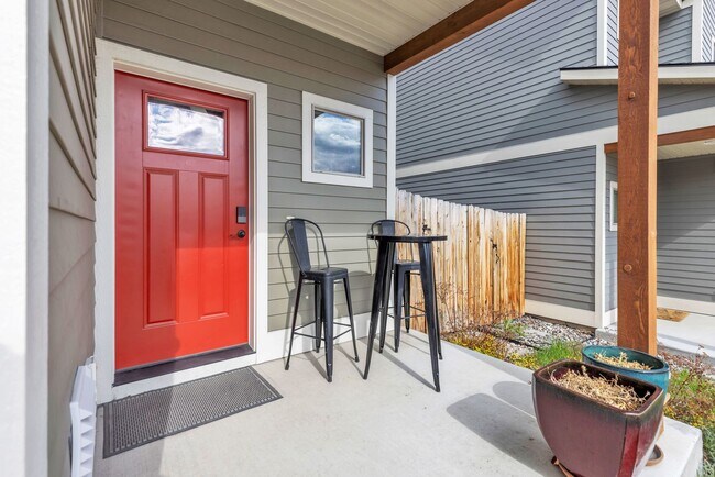 Building Photo - Furnished townhome w/ 2-car garage, backyard & EV charging