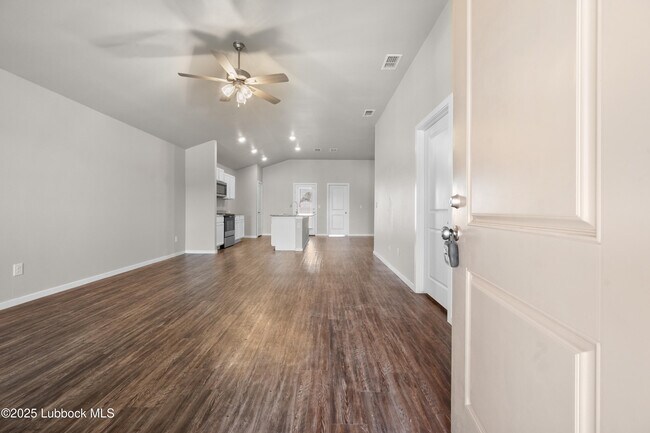 Building Photo - 2031 Kenwood Ave