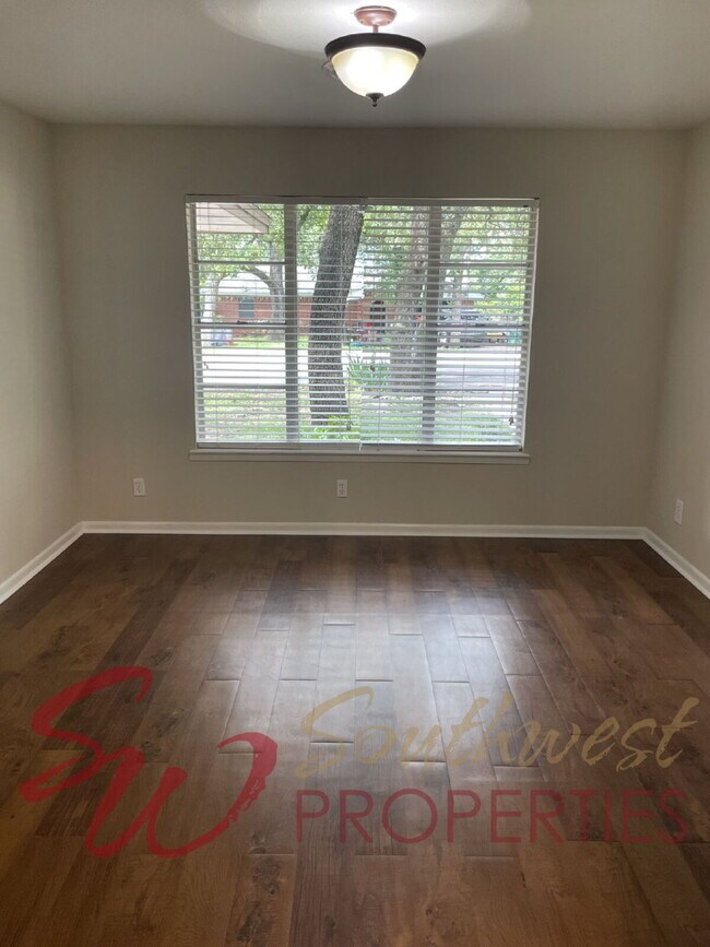 Building Photo - Lovely 3 bedroom home in established, quiet neighborhood