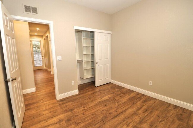 Building Photo - ADORABLE 3/2 Roseville Corner Lot Home!  PLEASE READ ENTIRE AD FOR VIEWINGS~