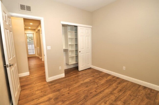 Building Photo - ADORABLE 3/2 Roseville Corner Lot Home!  PLEASE READ ENTIRE AD PRIOR TO CALLING AGENT FOR SHOWING.