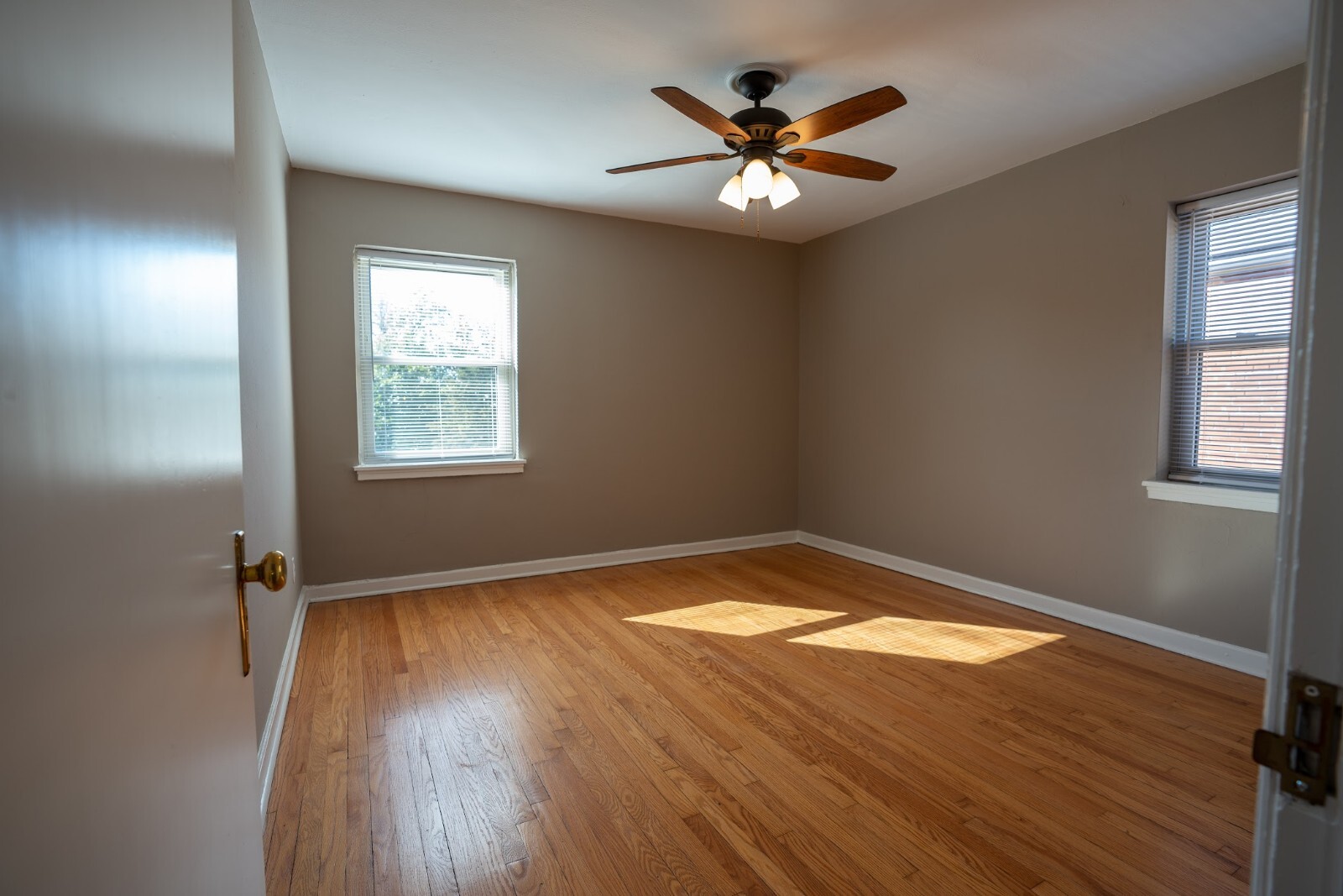 Bedroom in rear of building - 5608 Chippewa St