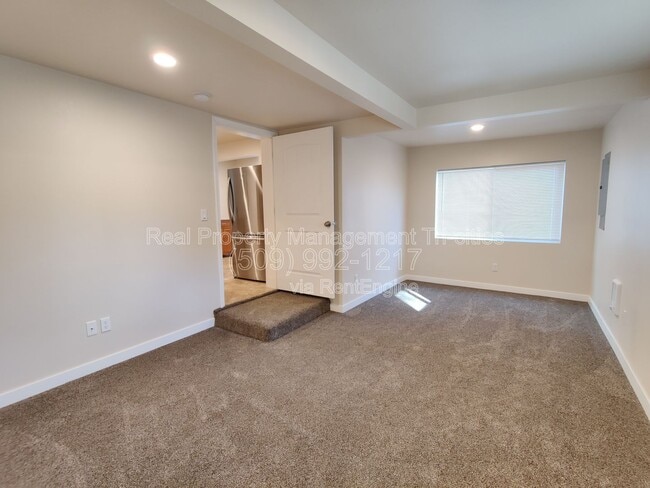 Building Photo - 44102 Dimmick Rd