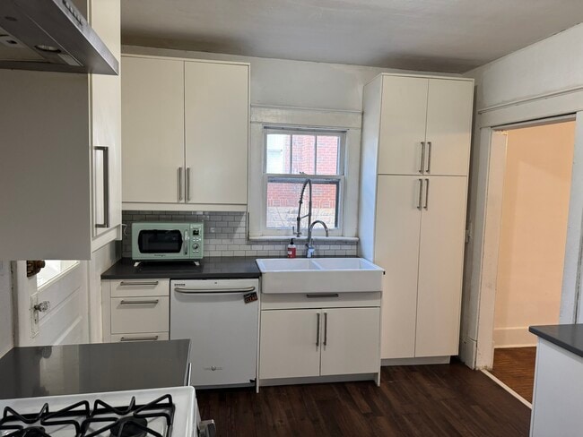 Building Photo - 219 Chapel Ave