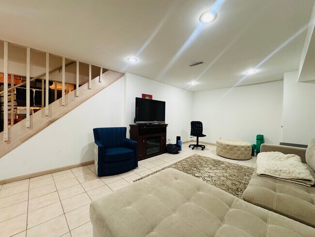 Building Photo - 2164 Seaver Ln