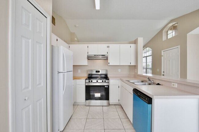 Building Photo - Charming 3/2 Spacious Home Located in the ...