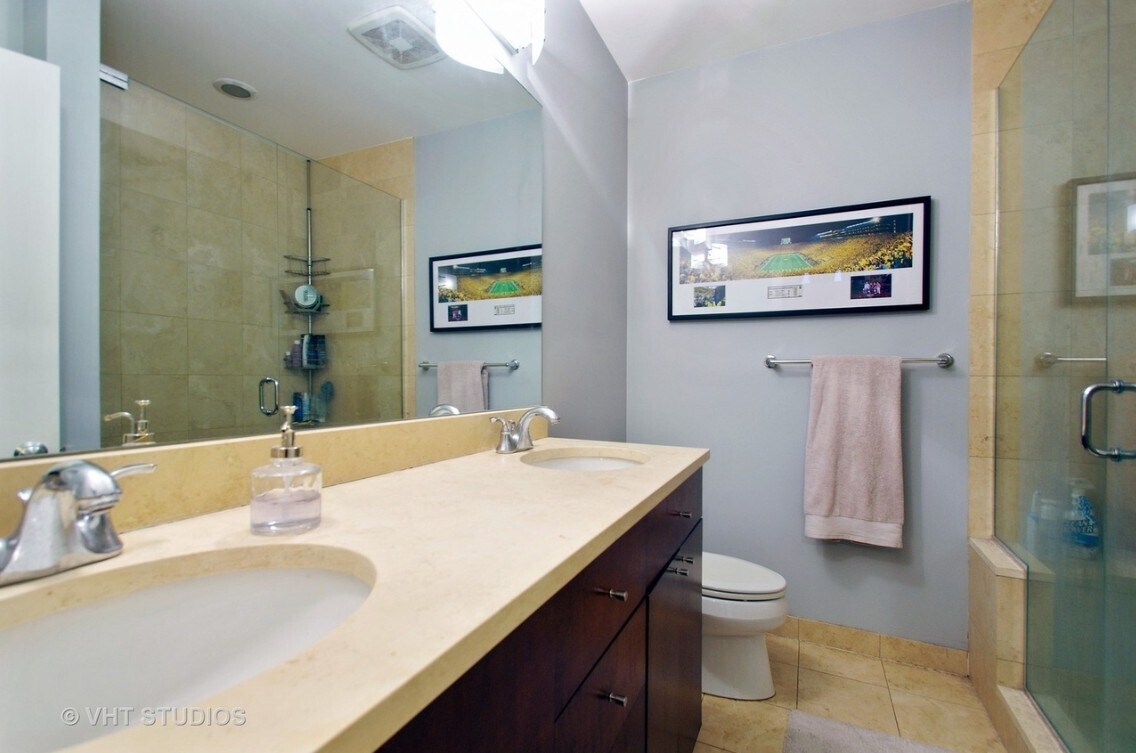 Building Photo - 3133 N Lakewood Ave