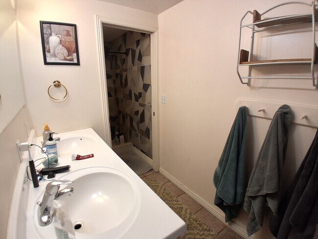 Building Photo - 652 E 700 N