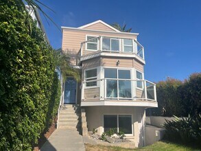 Building Photo - Coastal Living at Its Best – 4BR with Ocea...