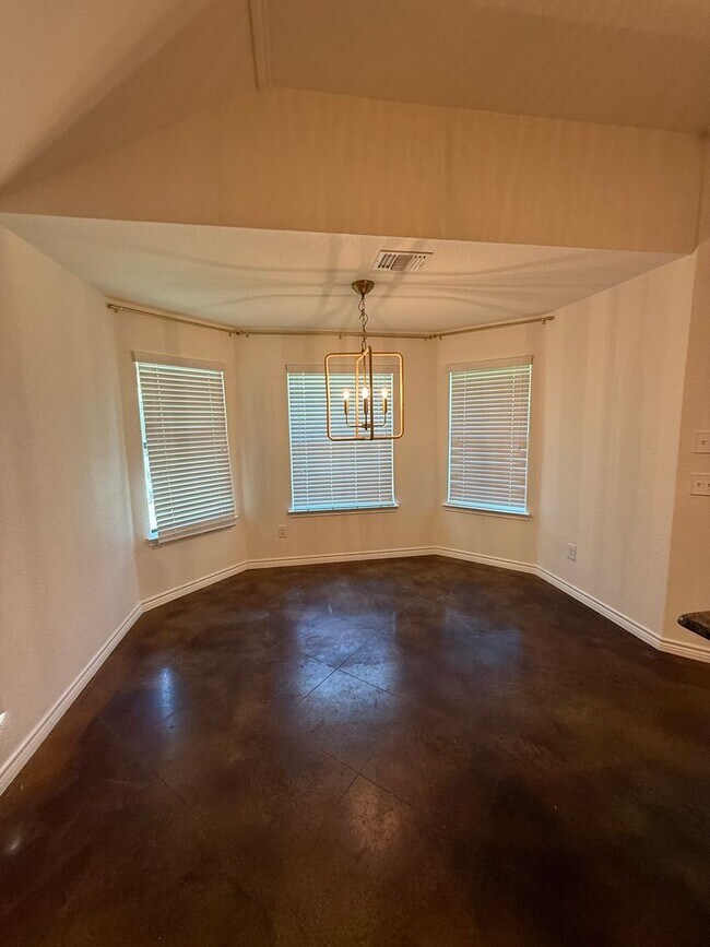 Building Photo - Spacious 4BR Home with Fireplace & Large B...