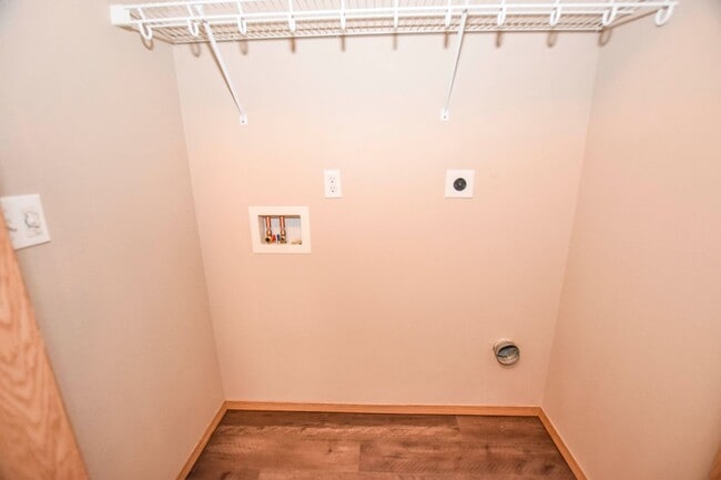 Building Photo - 2-story home on private cul-de-sac!