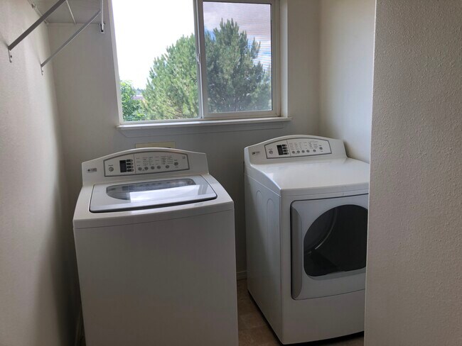 Building Photo - 1500 NW Canyon View Dr