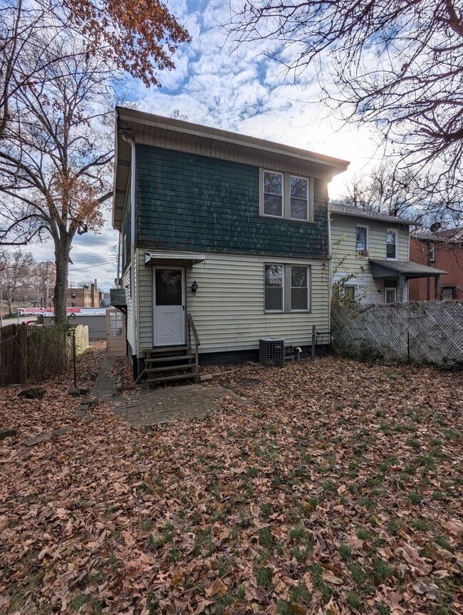 Building Photo - Updated 3 Bedroom Home l Marhsall Shadeland