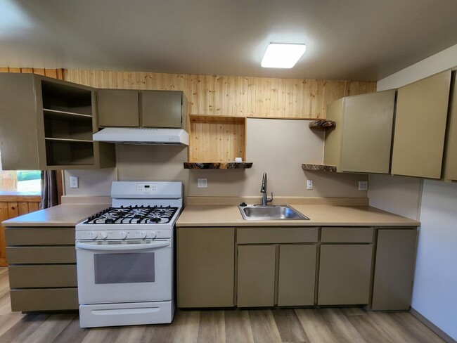 Building Photo - Wildlife abundant, log 2bdrm/1ba lower apa...