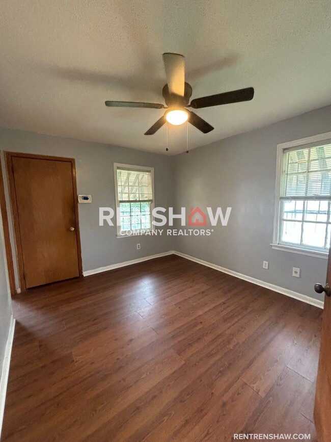 Building Photo - Charming 2 Bedroom in Castalia Heights - N...