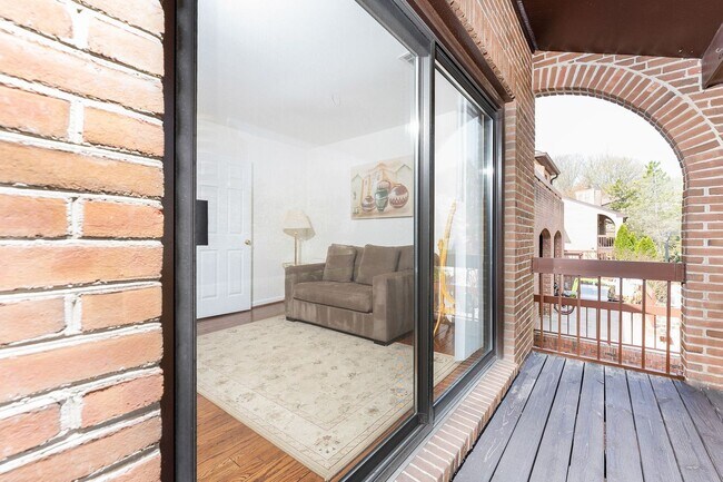 Building Photo - Stunning 4 Bedroom 3 and a Half Bath Bethe...