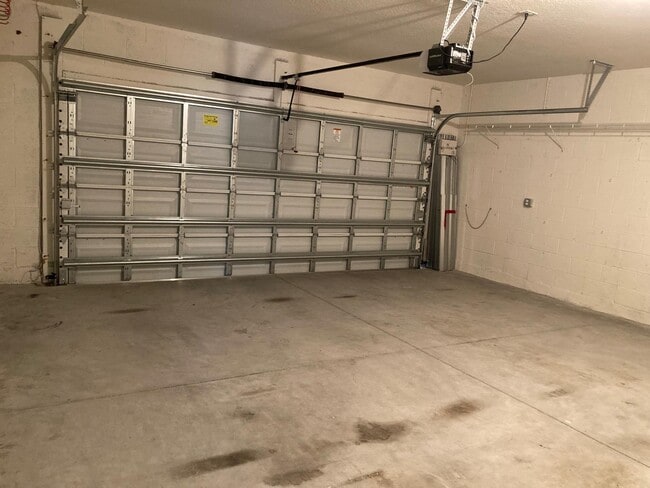 Building Photo - 863 Carlyle Ave